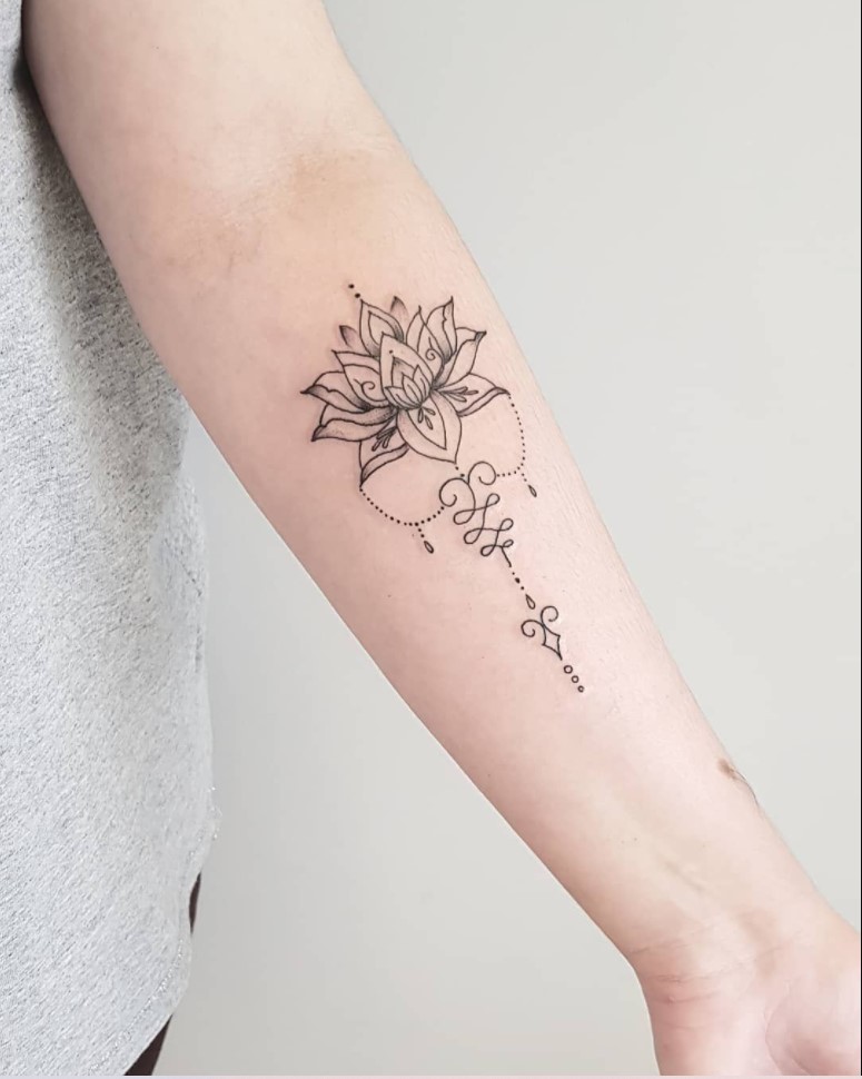 tatuagem feminina no braço/ flor 