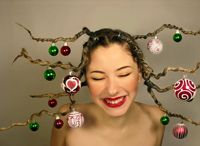 Mulher de pele clara usando cabelo como se fossem galhos de árvore de Natal com enfeites