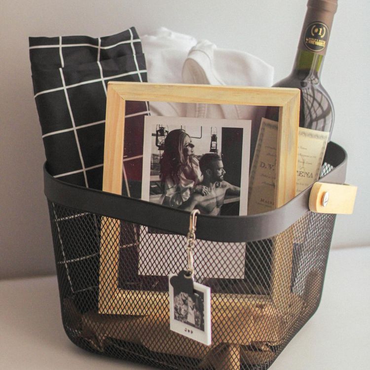 Cesta preta de arame com pijama de casal, porta-retrato, vinho e chaveiro de foto 