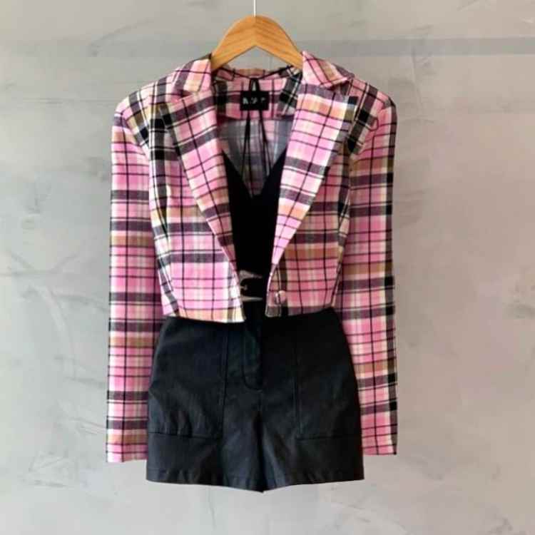 blazer xadrez rosa e saia preta