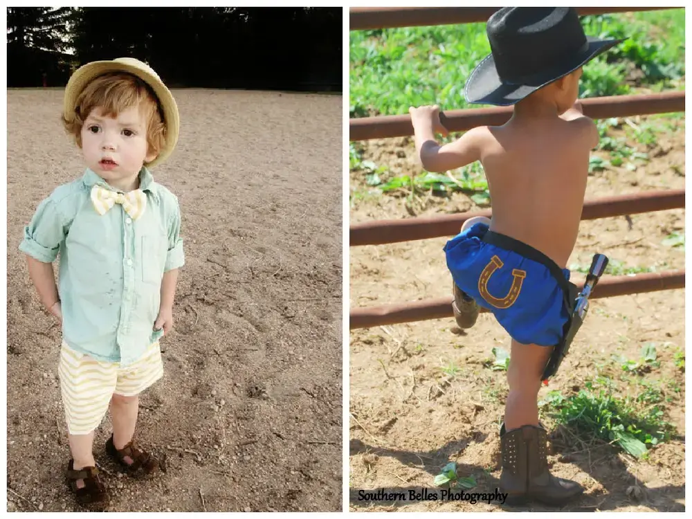 Menino usando chapéu de palha, blusa verde e bermuda bege. Outro menino de costas usando chapéu cowboy e bermuda azul com desenho de ferradura