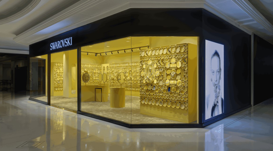 A fachada da nova loja da Swarovski "Instant Wonder", vista de lado.