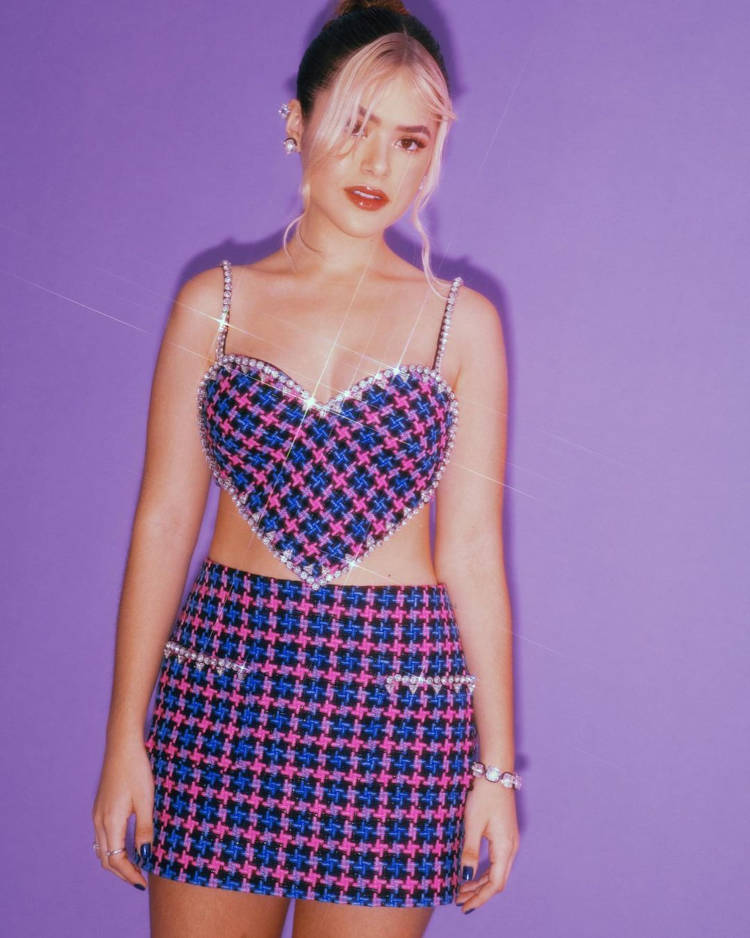 Maisa usando conjunto de cropped e saia xadrez de azul e rosa