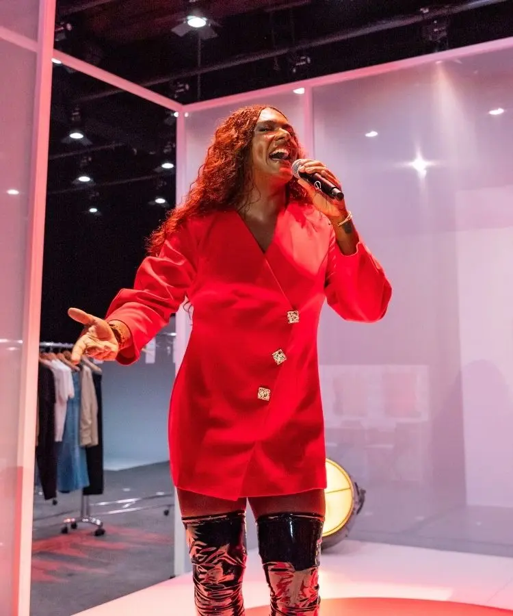 Cantora Liniker usando vestido vermelho e botas pretas