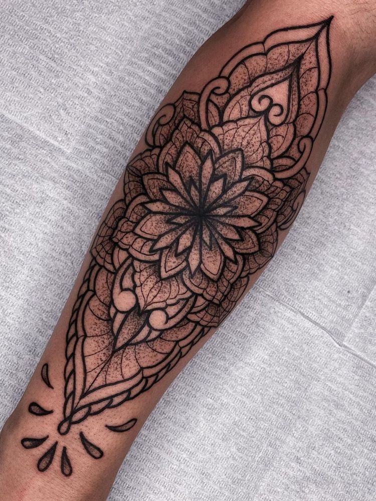 Foto de tatuagem de mandala no antebraço. 