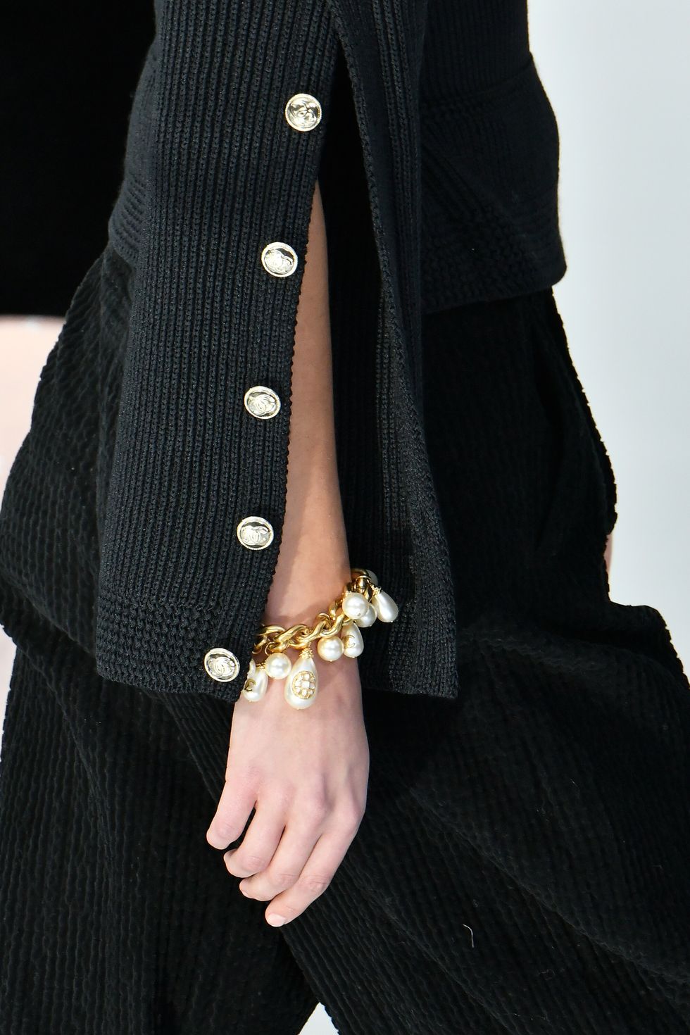 Pulseira Chanel com mix de correntes com pérolas.