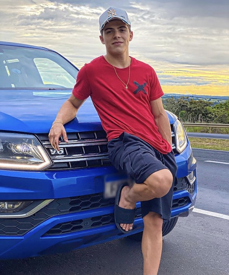 Foto de Thomaz Costa com carro