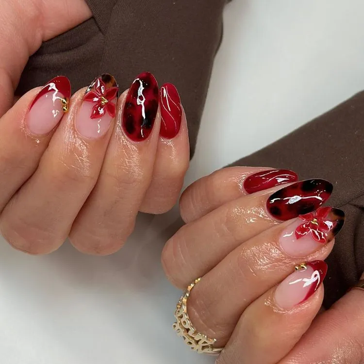 Unhas redondas vermelhas com flor 3D, animal print e francesinha 