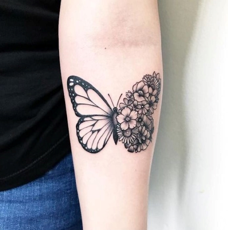 Tatuagem feminina no braço: Borboletas e flores 