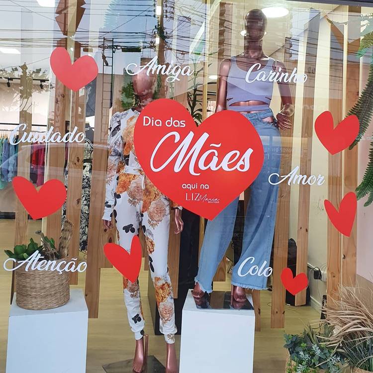 Vitrine de Dia das Mães com adesivos de corações e palavras
