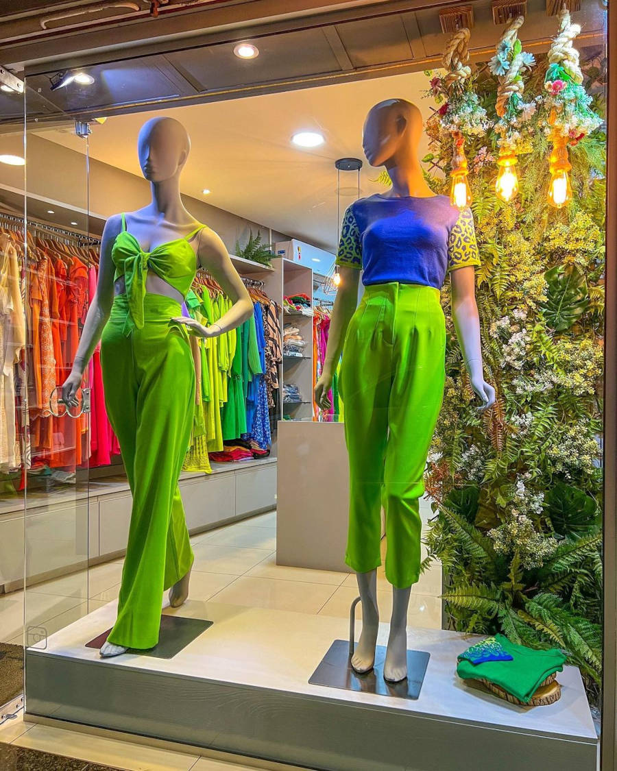 Vitrine do Brasil com camiseta da Seleção e calça verde.