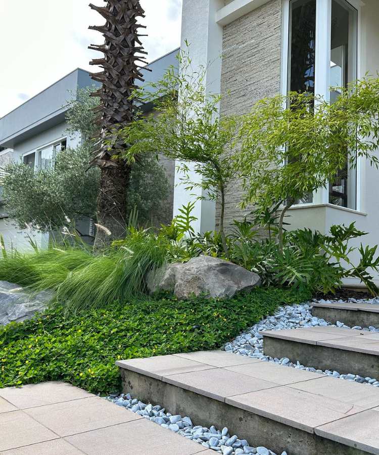 Jardim com escada e pedras
