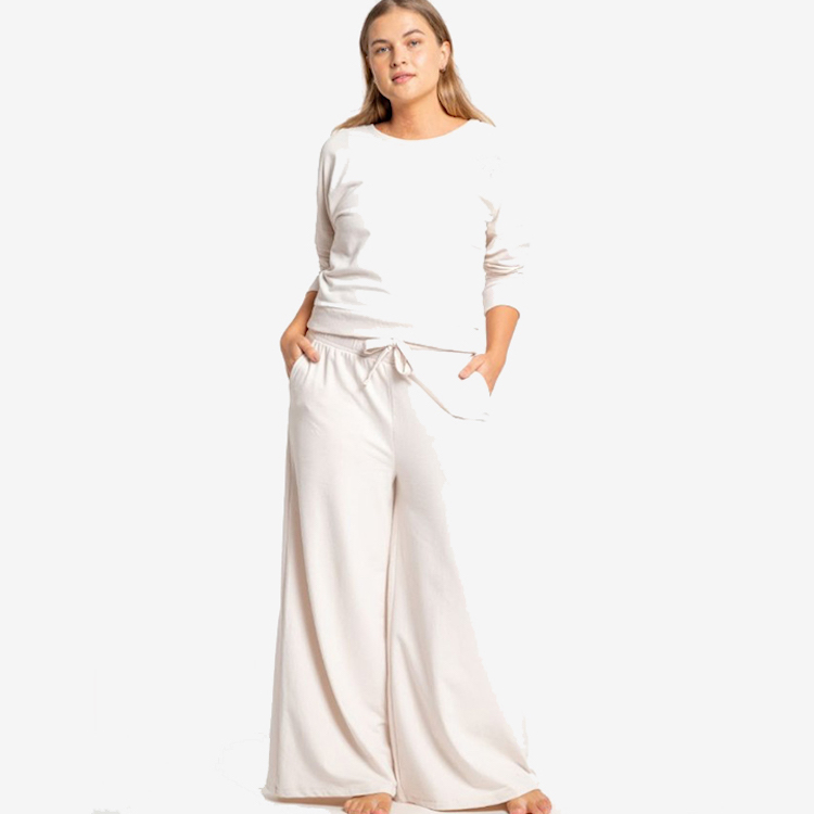 Look com blusa branca e calça branca: conforto