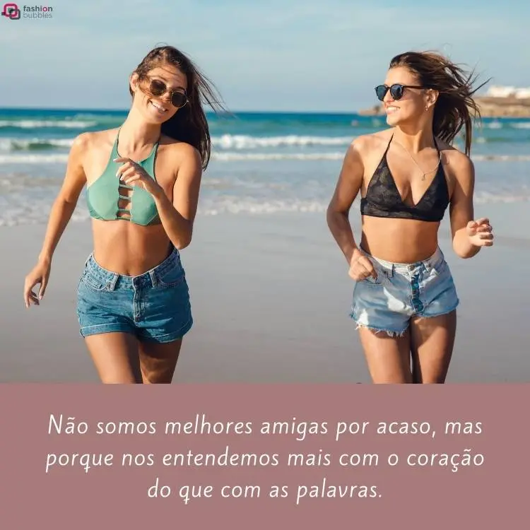 Imagem de duas amigas de pele clara ambas com a parte de cima do biquíni e shorts andando distraidamente com o mar ao fundo. Abaixo, há um bloco rosa antigo com a frase "Não somos melhores amigas por acaso, mas porque nos entendemos mais com o coração do que com as palavras". 