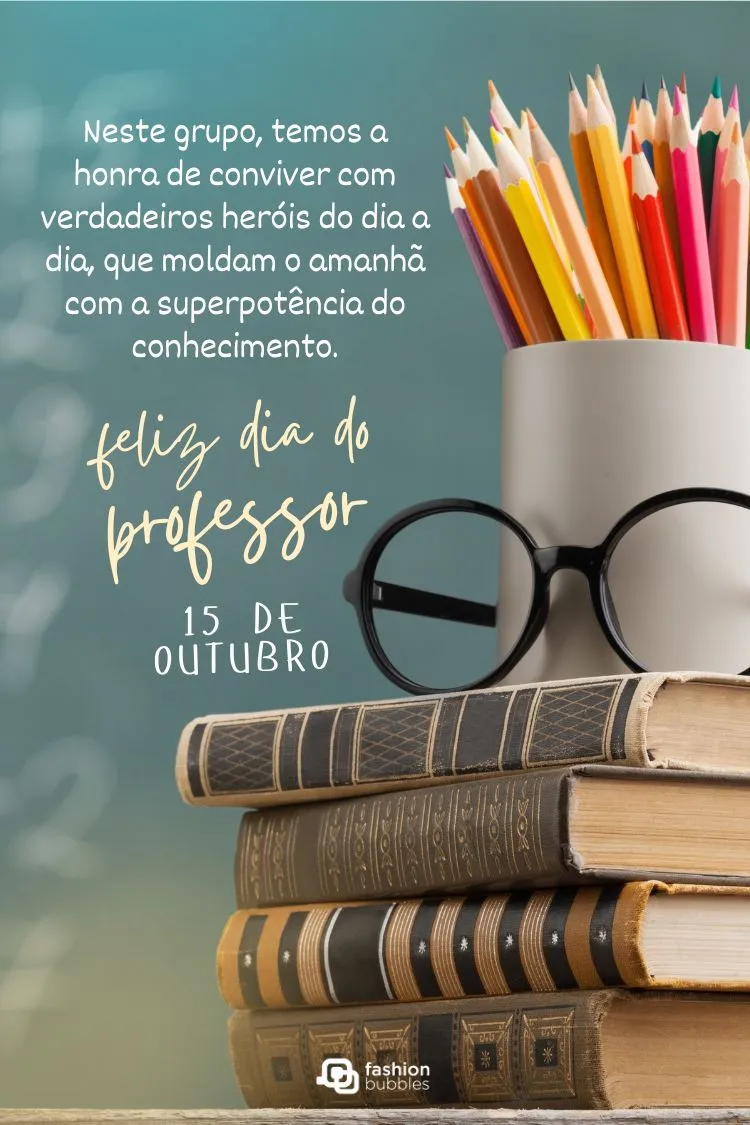 A imagem mostra uma pilha de livros antigos ao lado de um copo cheio de lápis coloridos e um par de óculos pretos. No fundo, um quadro-negro desfocado. Um texto sobre o Dia do Professor está sobreposto na imagem.