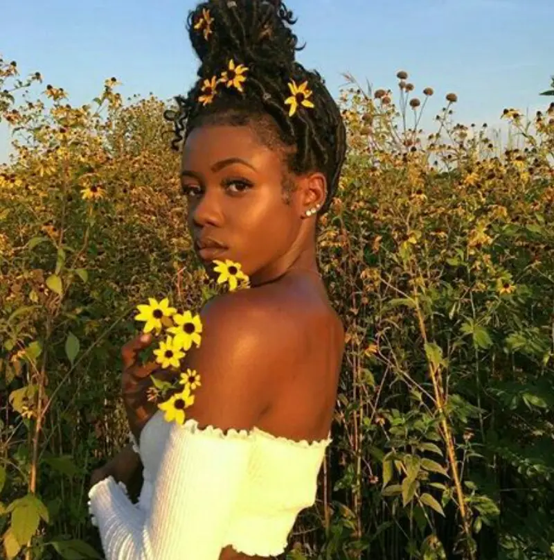 Penteado coque com flores