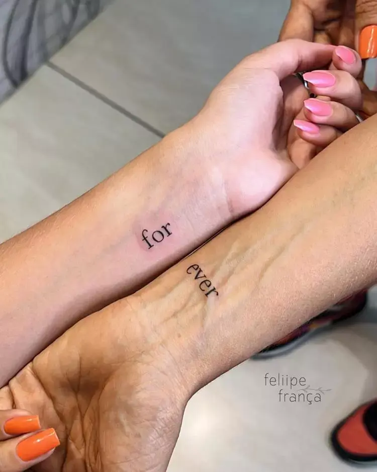 tatuagem escrita for/eve em dois braços