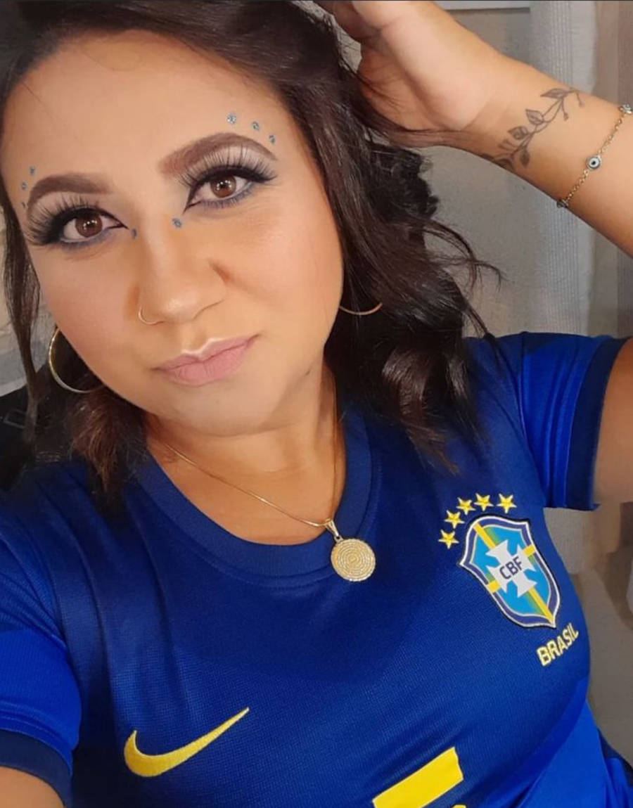 Foto de mulher maquiada para copa com pontos de luz pelo rosto
