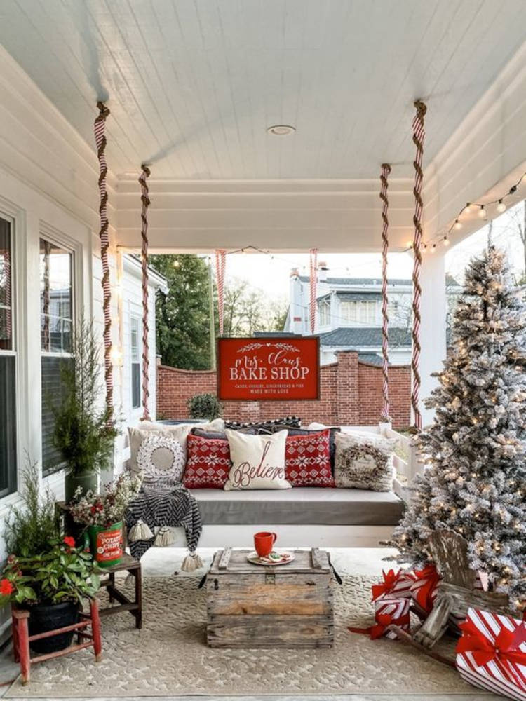 Decoração de natal para jardim em vermelho, branco e verde.