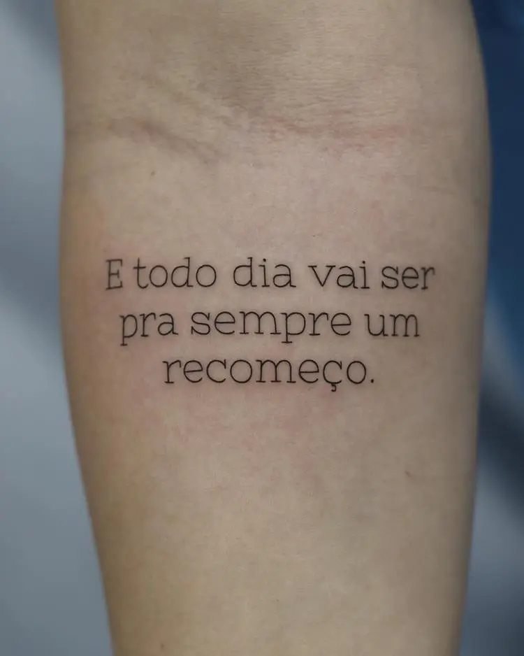 tatuagem escrita E todo dia vai ser pra sempre um recomeço no braço