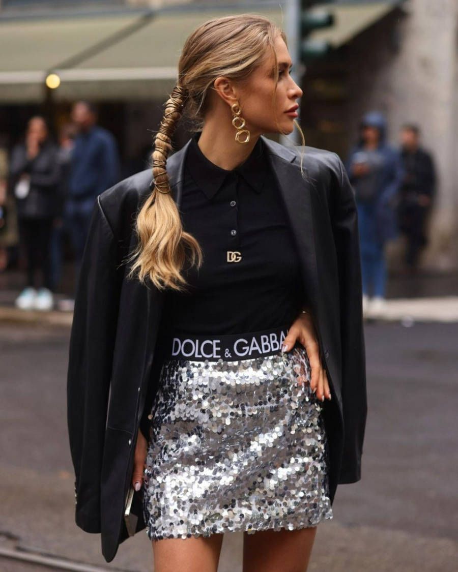 Foto de mulher com blazer preto e saia de paetê