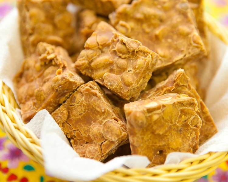 Doce pé de moleque em cestinha