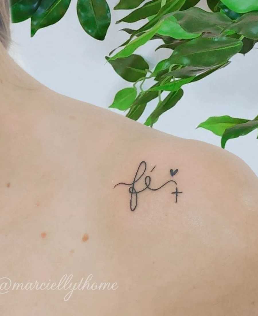 Foto de tattoo com a palavra fé.