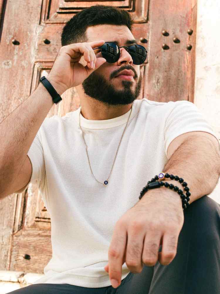 Ideia de look masculino para réveillon: camiseta de linho.