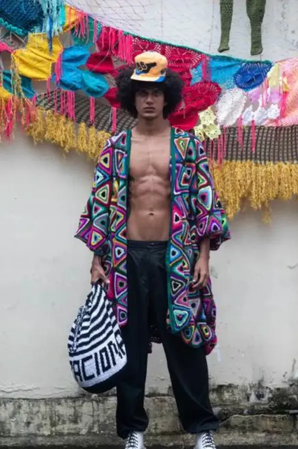 Modelo veste kimono de crhocê