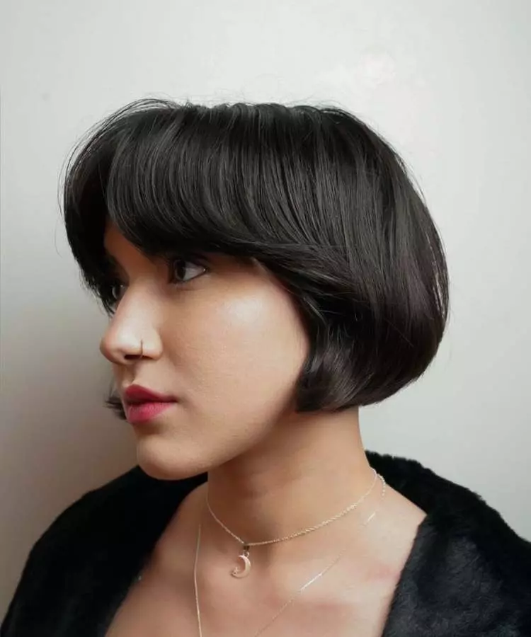 Corte curto com franja mulher cabelo castanho escuro liso
