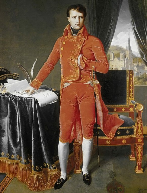 Pintura de Napoleão Bonaparte posando vestido com traje vermelho de botões com a mão esquerda dentro do casaco