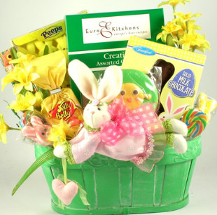 Cesta de Páscoa verde com doces e flores