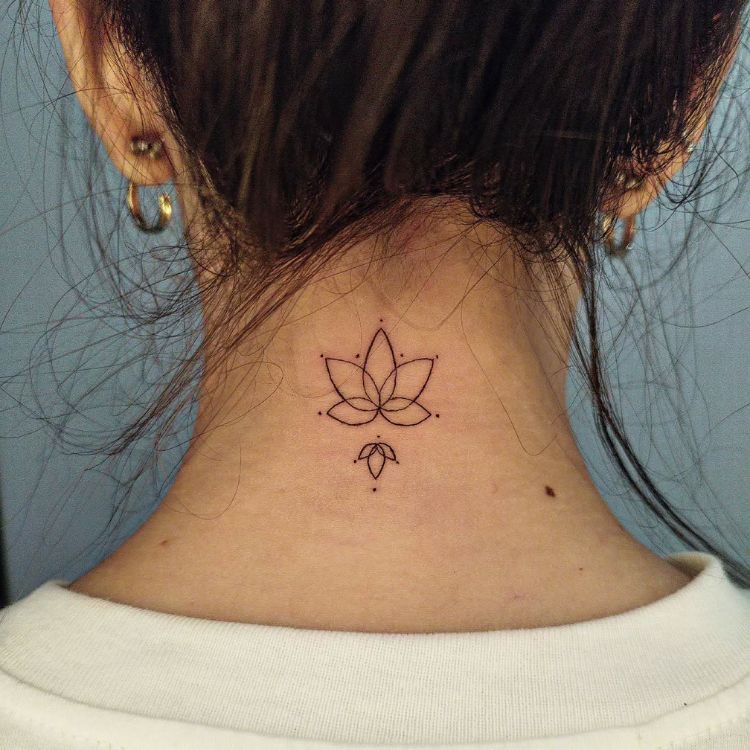 Tatuagem de flor de lótus em fineline na nuca 