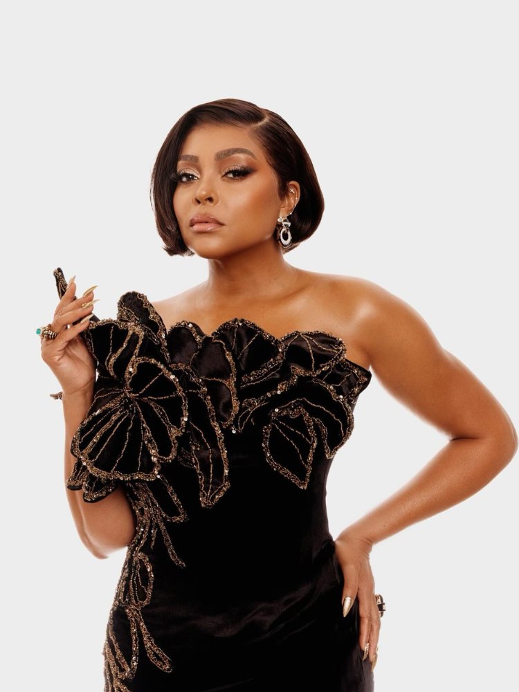 Taraji Henson com vestido preto florido e cabelo castanho chanel 