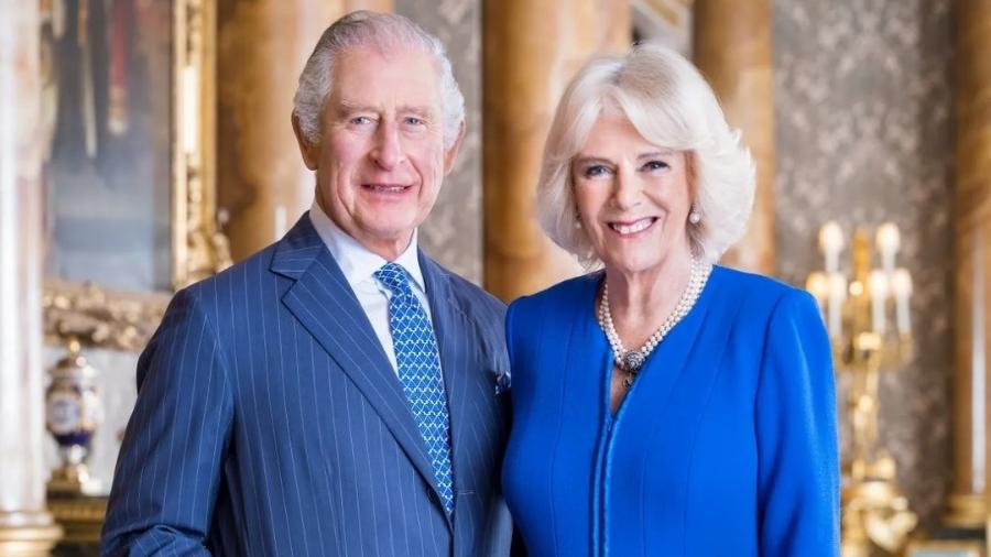 Rei Charles III e Camilla acenando