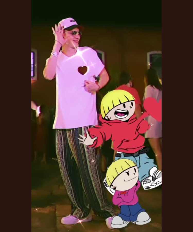 Léo Picon, irmão de Jade Picon, usando camisa branca com detalhe de coração + calça estampada