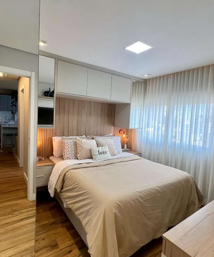 Elemento reflexivo em guarda-roupa planejado com cama embutida, quarto pequeno