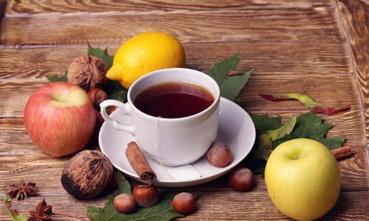 Chá de maçã com limão. Chá de maçã com limão e canela.