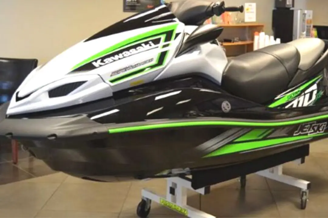 Imagem de um Jet Ski Kawasaki preto, verde e branco Imagem de um Jet Ski Kawasaki preto, verde e branco.