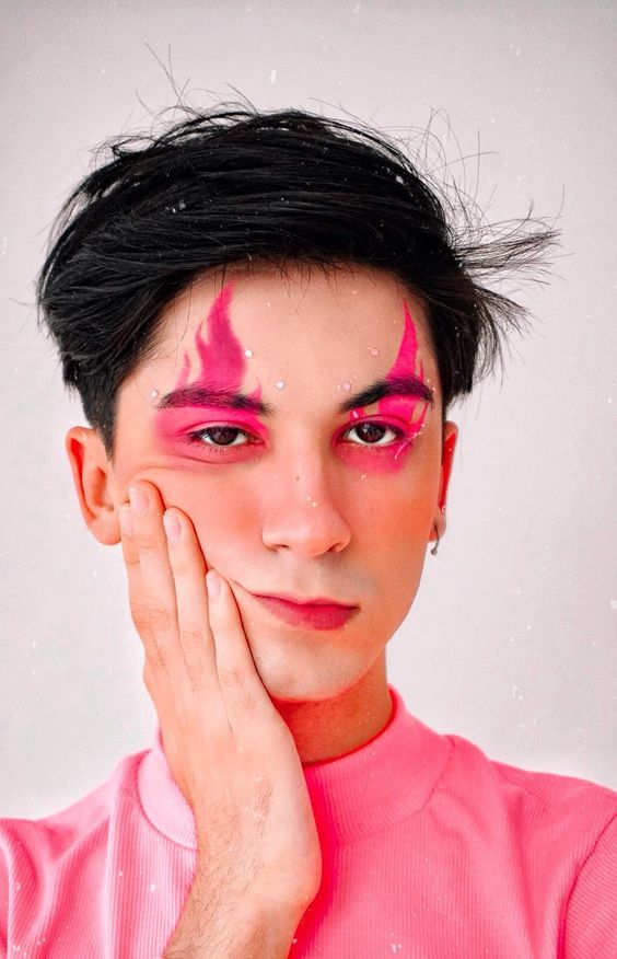 Homem de pele clara com sombra de fogo rosa