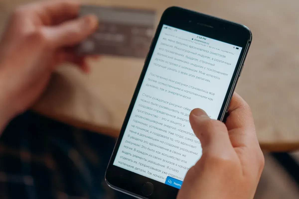 Pessoa usando smartphone para conferir uma transação digital e fazer a devolução do Pix com segurança