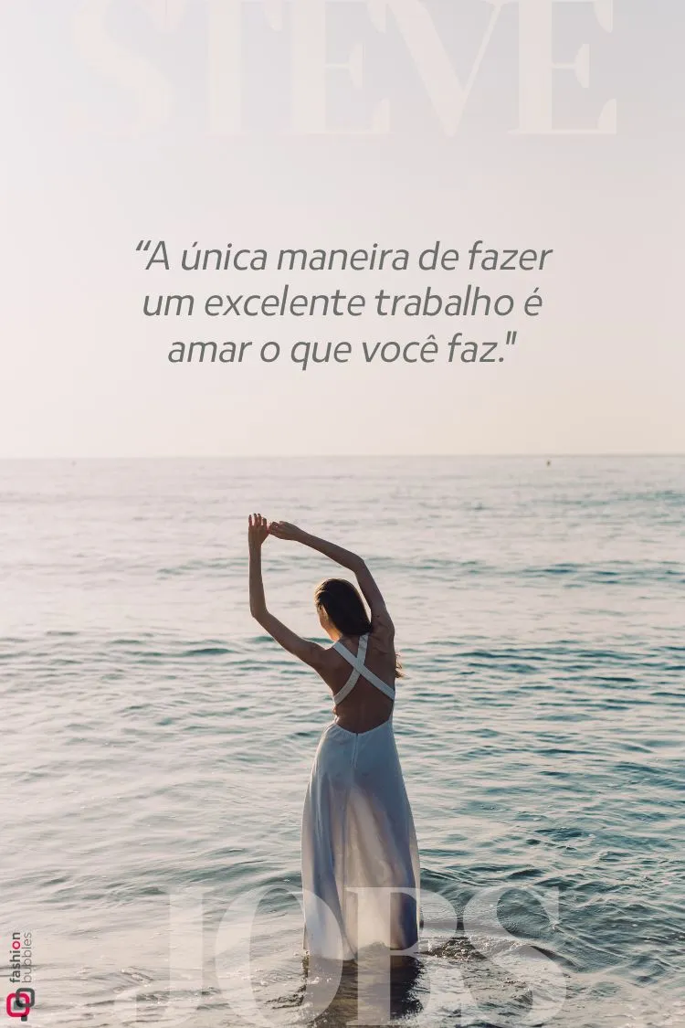 A imagem exibe uma mulher em um vestido branco longo, de costas, esticando os braços para cima enquanto está na água do mar sob um céu claro. A sobreposição inclui a citação sábia: "A única maneira de fazer um excelente trabalho é amar o que você faz."

