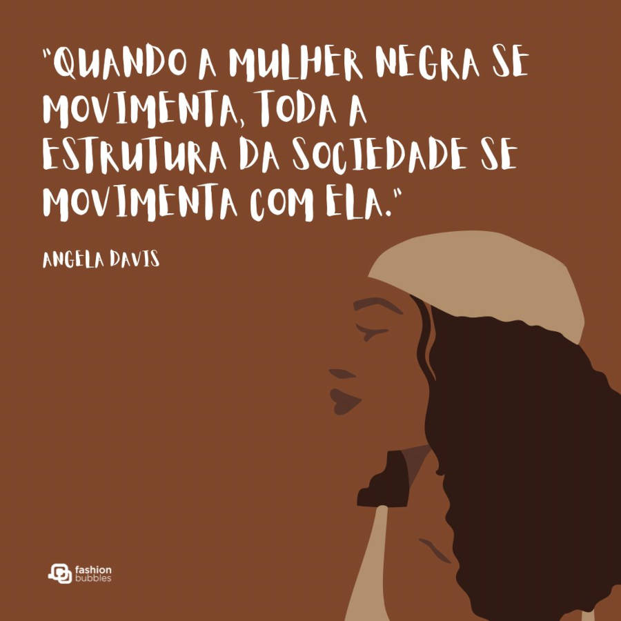Cartão virtual de fundo marrom com desenho de mulher de pele negra usando regata bege e lenço bege. Há a frase “Quando a mulher negra se movimenta, toda a estrutura da sociedade se movimenta com ela.” (Angela Davis)