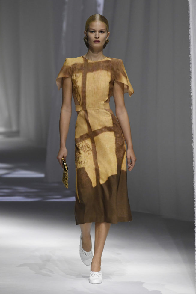 vestido sombra na janela