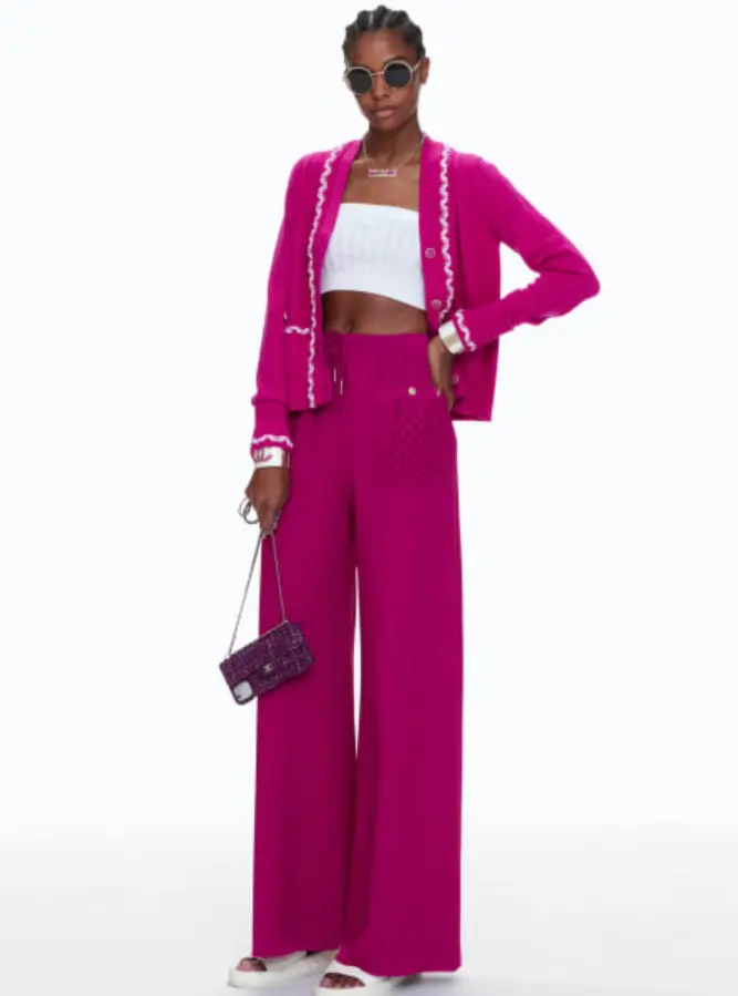 Conjunto Chanel rosa com casaco tricô e caça esportiva