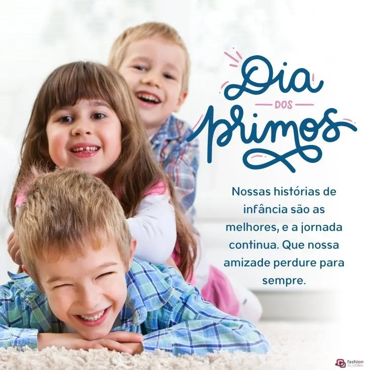 Foto de três crianças uma em cima da outra sobre tapete bege e frases "dia dos primos" e "Nossas histórias de infância são as melhores, e a jornada continua. Que nossa amizade perdure para sempre."