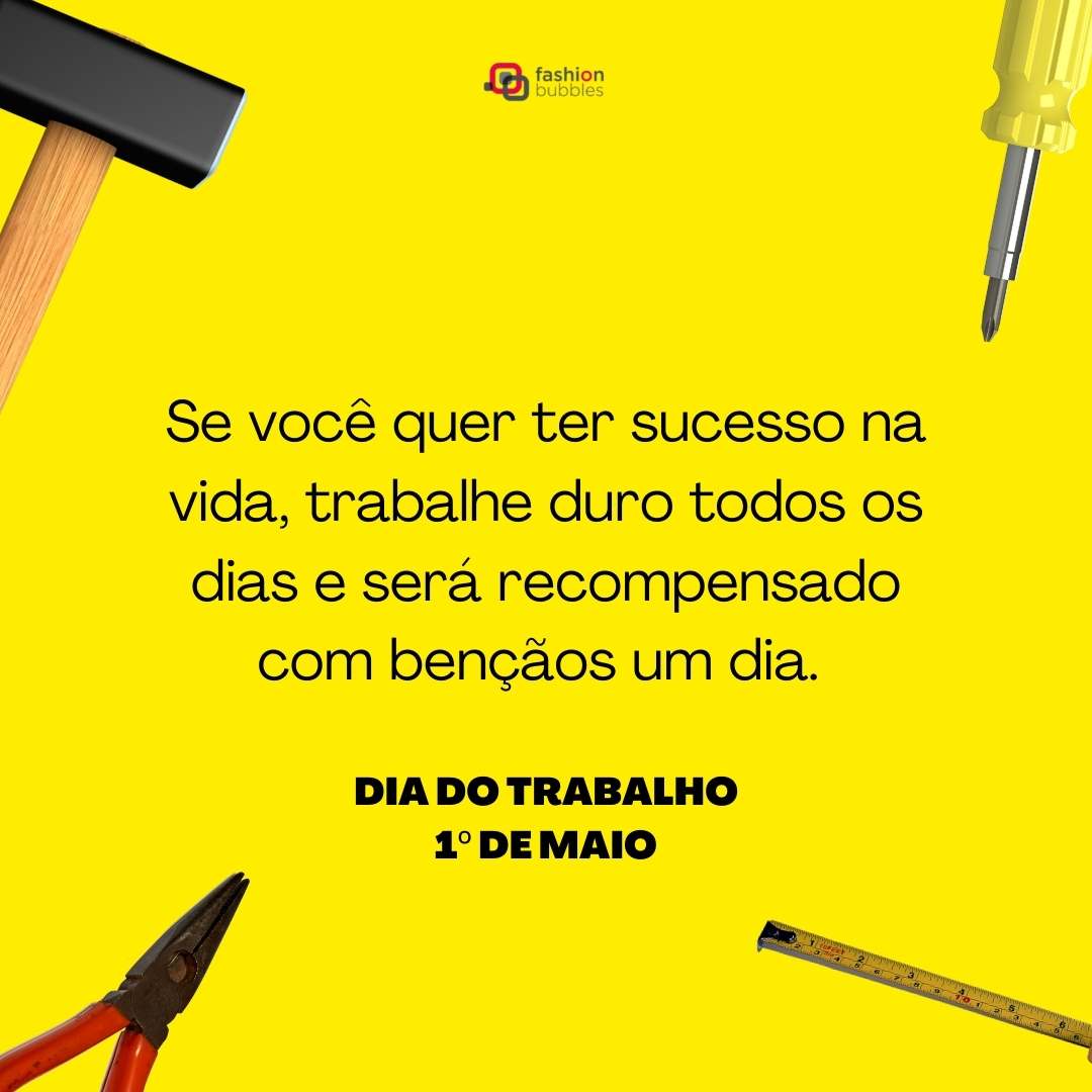 Cartão de fundo amarelo com desenho de ferramentas e frase "Se você quer ter sucesso na vida, trabalhe duro todos os dias e será recompensado com bençãos um dia. Para você, desejos calorosos no Dia Nacional do Trabalho."