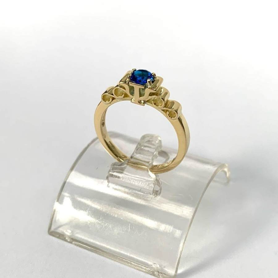 Anel de formatura psicologia com pedra safira azul em suporte transparente