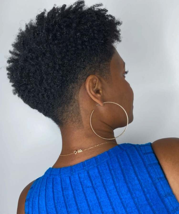Corte undercut mulher cabelo crespo castanho escuro