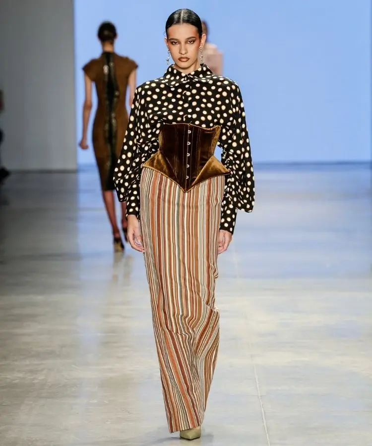 Foto de modelo usando camisa de poá, uma das tendências do SPFW N60